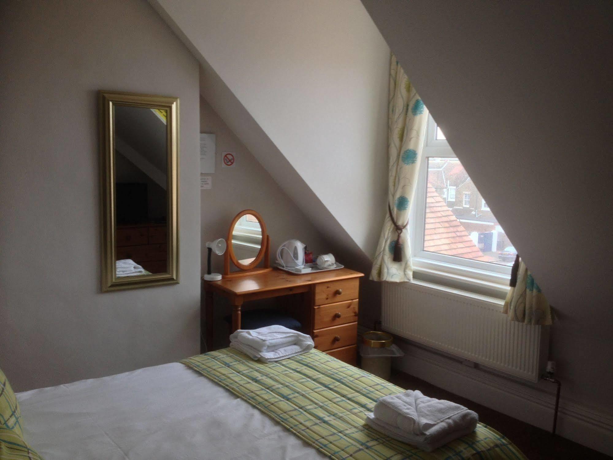 By The Sea Bed And Breakfast Eastbourne Exterior foto