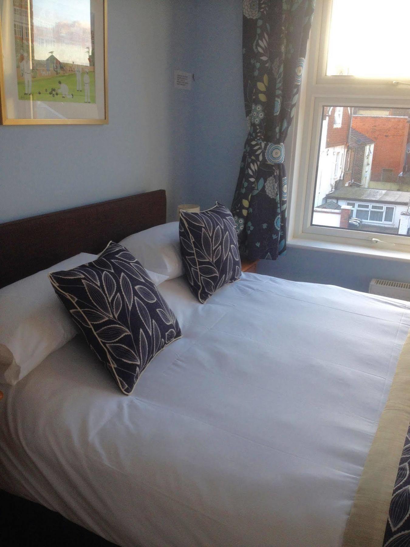 By The Sea Bed And Breakfast Eastbourne Exterior foto